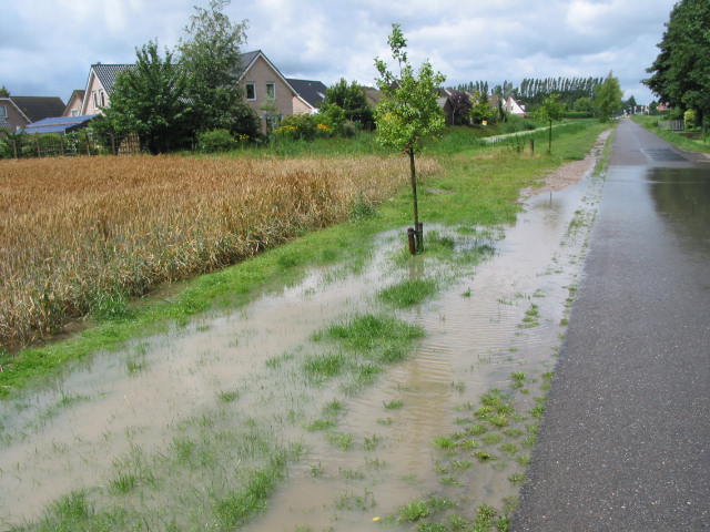 Fijnaart: wateroverlast bij de Eerste Kruisweg op 4 juli 2007